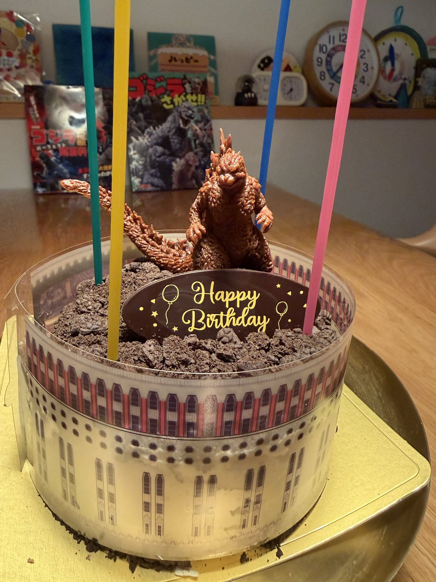 KAQMEI's tweet photo. 息子の誕生日🎂
しっかりゴジラ好きの遺伝子が継承されているのでゴジラ一色🦖笑
自分が子どもの頃買ってもらえなかった大きいビオランテも祖父母からもらってて、感慨深いものがある。 https://t.co/WHReXR35U0