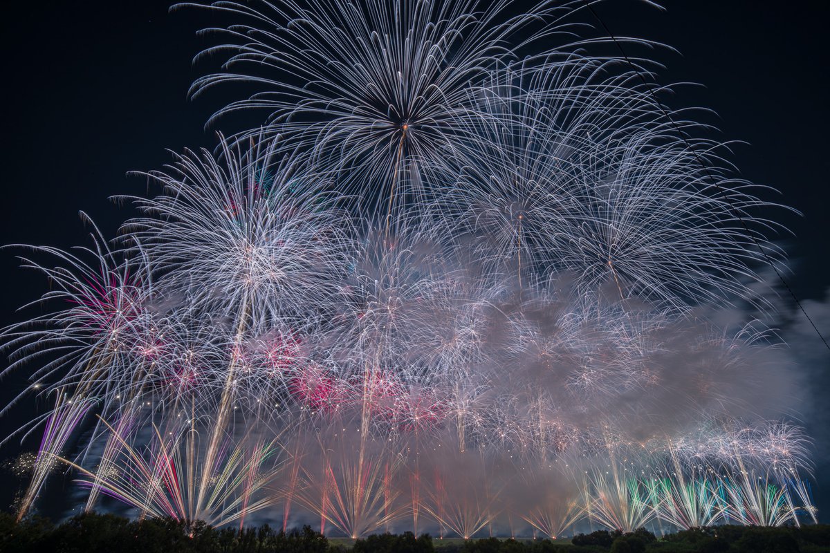 syushi0318's tweet photo. 柳まつり花火大会🎆

豊岡の花火大会はスターマインが幅広で迫力満載！
煙さえも花火を引き出す綺麗な演出と思ってしまいます🎇 https://t.co/USIcEXz6mg