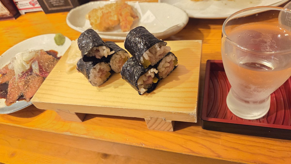 espendLL8's tweet photo. 最後にロケ地でもある名もなき天ぷら酒場で一杯(一杯で終わったとは言ってない)
スタンダードな天ぷらも、創作天ぷらも、地酒も全部うまかったです✨️
あまり時間なくて忙しなかったので今度またゆっくり来たい！
#恋のかおり https://t.co/RwFe9CGtQA