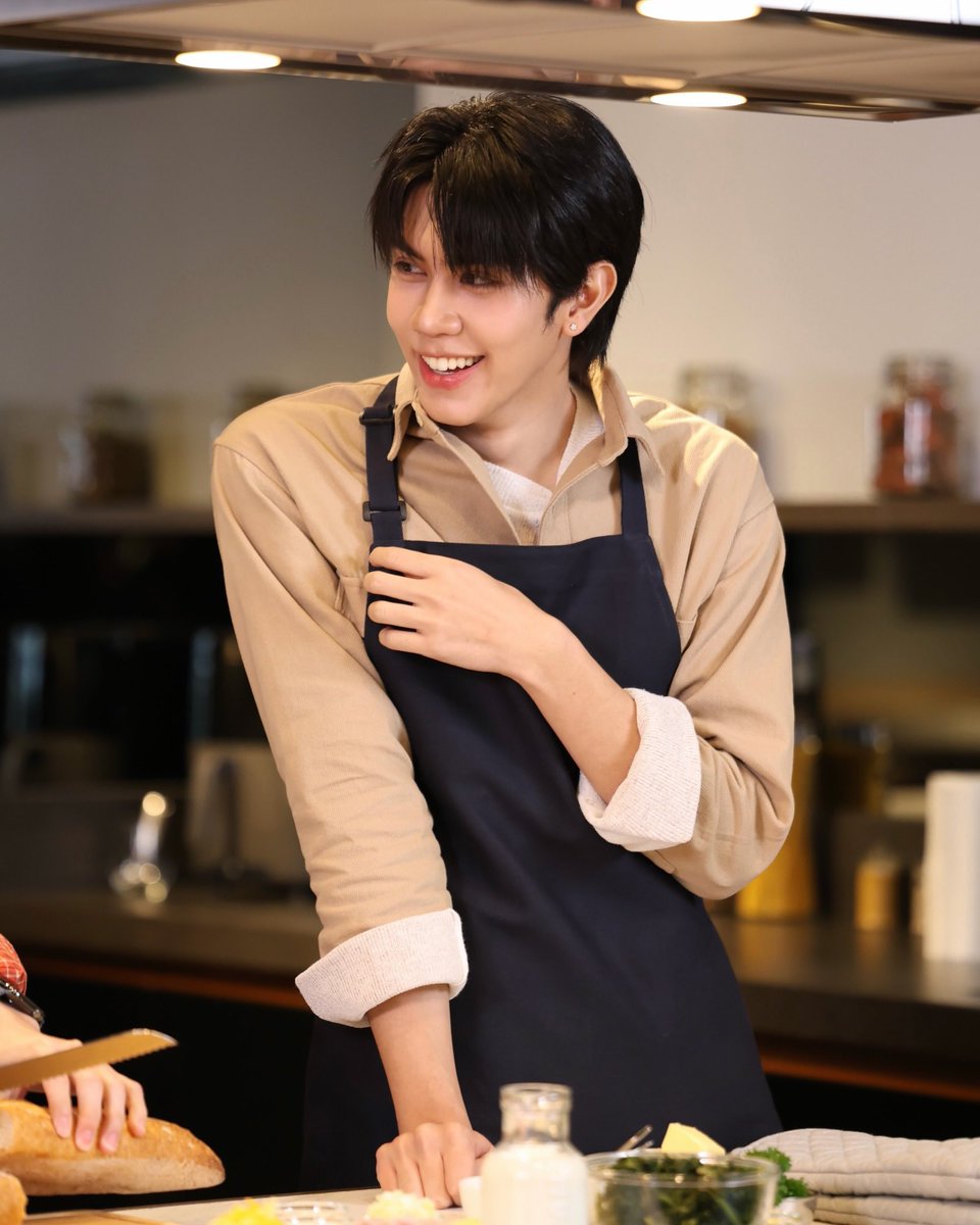 ChokunPicture03's tweet photo. IG post 030826

ไม่อ่อนข้อให้หรอกนะ ของัดวิชาที่คุณแม่ให้มาโชว์งานนี้แหละ 🤩

📆3 ส.ค.69
📍Youtube: GMM GRAMMY OFFICIAL

#TheKitchensPlaylistBattle
#TheKitchensPlaylistBattlexจั๋งกี้กุนออง
#ElectroluxThailand
#GMMMusic
#PROXIEChokun #PROXIEth https://t.co/sM9Kr1mZkj