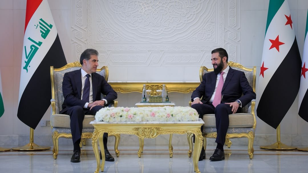 syrianmofaex's tweet photo. استقبل فخامة الرئيس السيد أحمد الشرع ووزير الخارجية والمغتربين السيد أسعد حسن الشيباني في قصر الشعب بالعاصمة دمشق رئيس إقليم كردستان العراق السيد نيجيرفان بارزاني والوفد المرافق له.

وتناول اللقاء العلاقات بين الجانبين وسبل تعزيزها في مختلف المجالات، واستعرض الجانبان مستجدات الأوضاع في المنطقة، وعددًا من القضايا ذات الاهتمام المشترك، كما تم التأكيد على تعزيز التنسيق والتشاور بما يدعم الأمن والاستقرار الإقليمي.