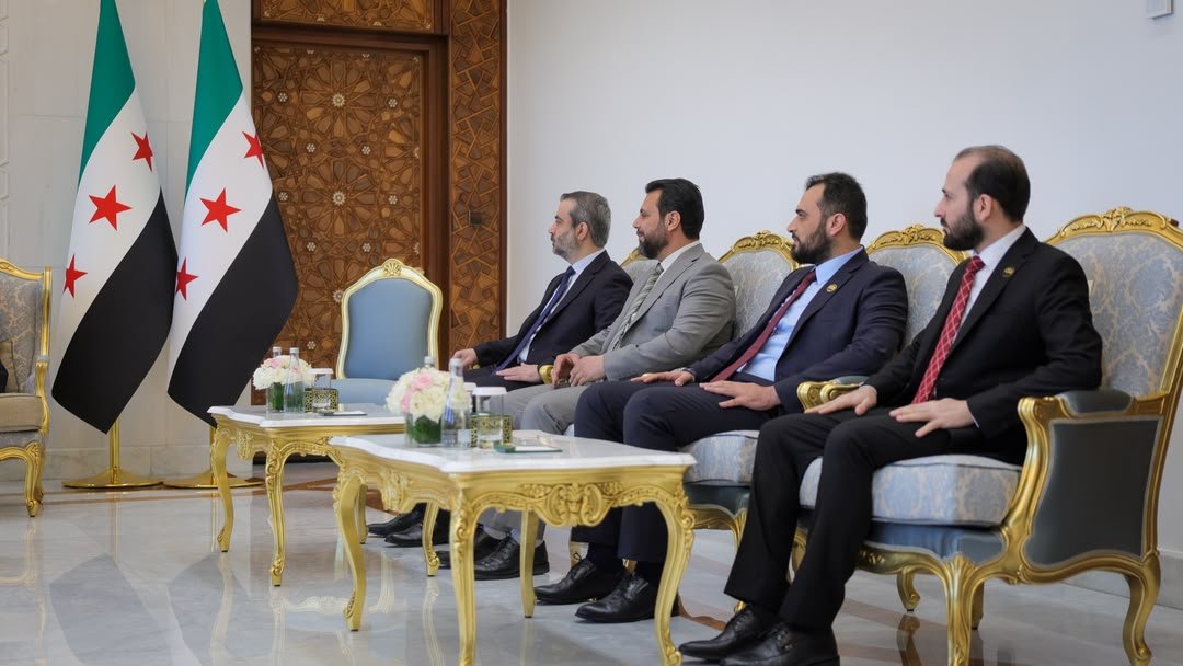 syrianmofaex's tweet photo. استقبل فخامة الرئيس السيد أحمد الشرع ووزير الخارجية والمغتربين السيد أسعد حسن الشيباني في قصر الشعب بالعاصمة دمشق رئيس إقليم كردستان العراق السيد نيجيرفان بارزاني والوفد المرافق له.

وتناول اللقاء العلاقات بين الجانبين وسبل تعزيزها في مختلف المجالات، واستعرض الجانبان مستجدات الأوضاع في المنطقة، وعددًا من القضايا ذات الاهتمام المشترك، كما تم التأكيد على تعزيز التنسيق والتشاور بما يدعم الأمن والاستقرار الإقليمي.