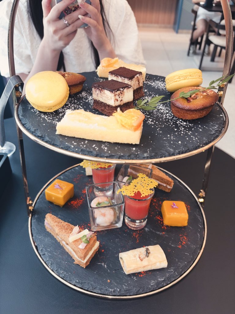 miyamina_25's tweet photo. 人生初の✨️アフタヌーンティーに行ってきました☕️🍰withマル子🫶
スイーツもご飯も紅茶も美味しかった～！！
また行っちゃおーっと(♡´▽`♡)🎶

@fukumaru_riko https://t.co/sNuMVqmPjE