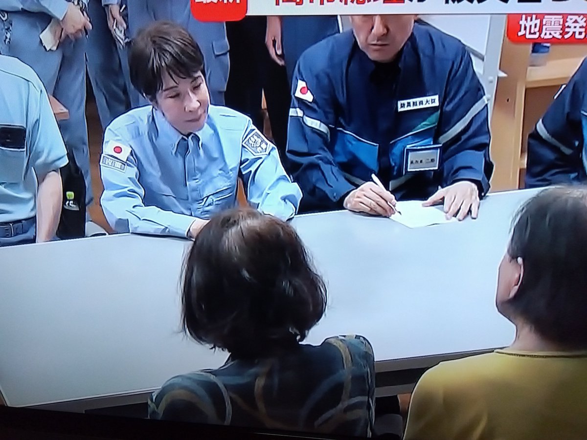 kazu10233147's tweet photo. 高市早苗が熊本の被災者訪問と言ってもあらかじめ集められた人と机に座っての作られたもの。
天皇が被災地を訪れた時は、避難所を訪れ膝を折り１人１人に声をかける自然体であった。
官邸が用意した安全な場所で安全な人としか会わない高市早苗。 https://t.co/cgTv2r7SfI