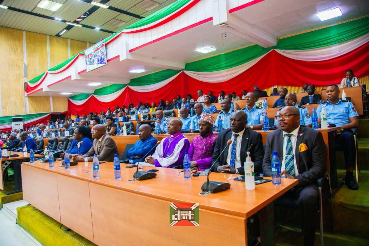 nshingamateka's tweet photo. 5/n Au moment où le #Burundi a rayonné dans le concert des nations grâce aux distinctions décernées récemment à la @Burundi1stLady, l'@nshingamateka la félicite et salue ses œuvres d'inspiration nationale en faveur du bien-être de la population.
@Burundi_senat 
@OPDD_Burundi https://t.co/7sJzwFwkgu