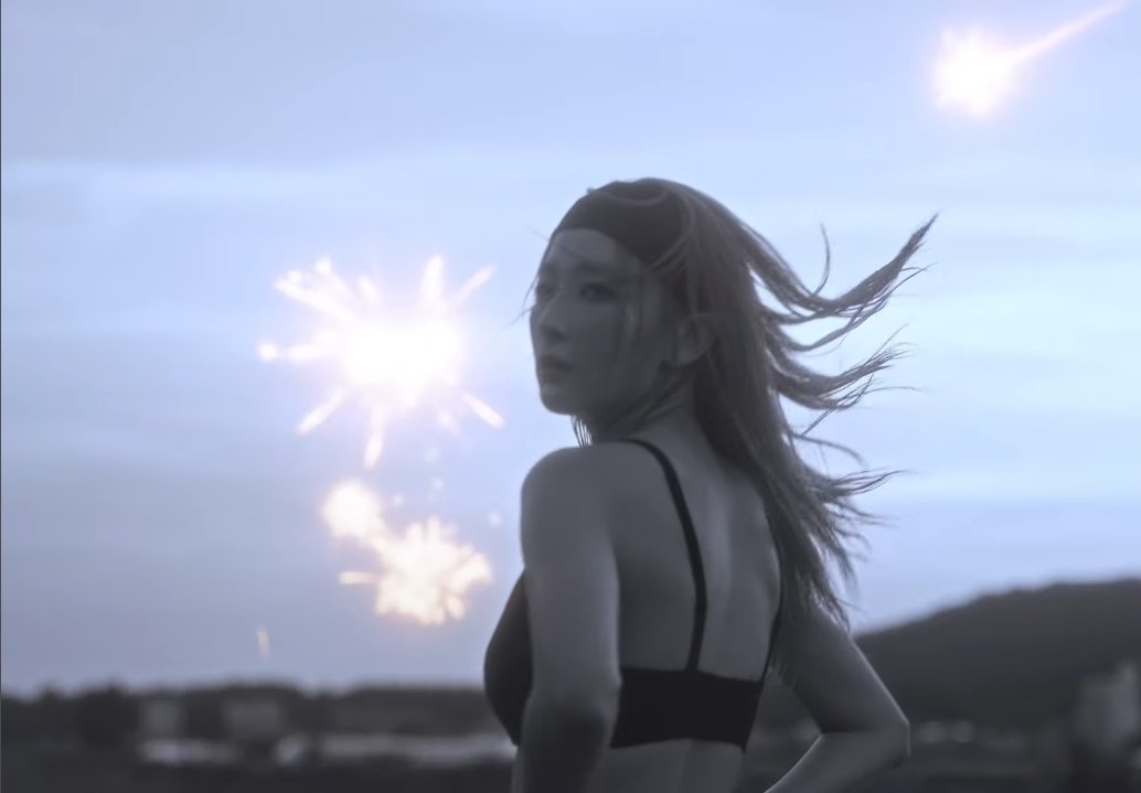 KSGUpdates's tweet photo. Surfin' Boy MV plot in a nutshell (Seulgi Ver.)

Mermaids seduce Surfin' Boy to kill him and gather ingredients to permanently give them legs (water turns them back)
The fireworks signify the spell has been broken so Seulgi runs to see it for herself. ✨

https://t.co/2ryCBCTsEY https://t.co/96v0W8vn34