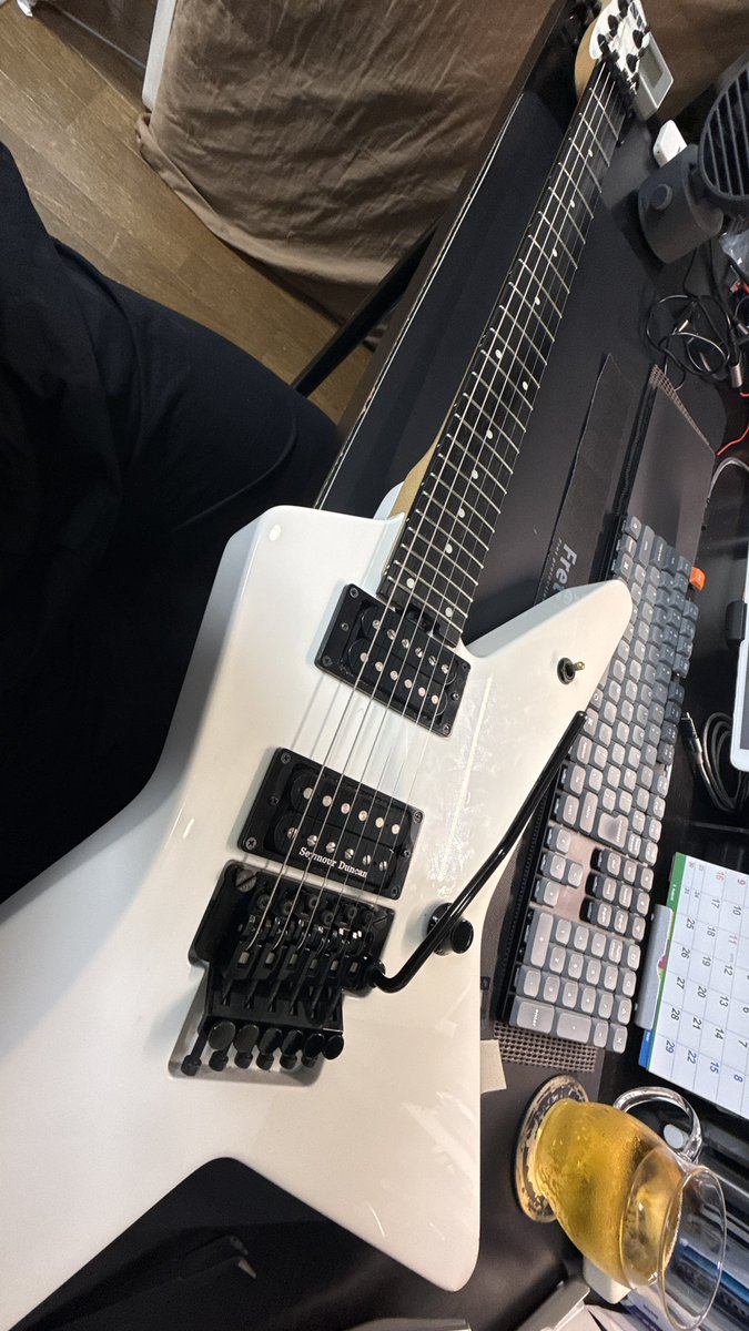 Naoki_vrain's tweet photo. メンテナンス中🎸
暑さのせいか、昨日最初チューニングが安定しなかった💦
昨日、最終リハーサルを終えて、8/8に向けて準備万端🤘
8/8(土)「NMD presents NYĀ METAL FEST 2026」
@吉祥寺CRESCENDO
お待ちしております🤘
VRAINは18:20〜の予定です!
#VRAIN
#ギタリスト社労士🤘 https://t.co/oLwyV3TGla
