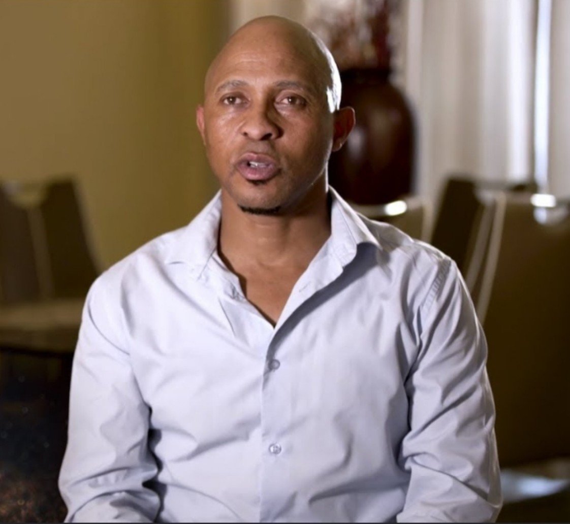 MDNnewss's tweet photo. Vilakazi makes bold prediction on Phili's Kaizer Chiefs move

Former Orlando Pirates star Benedict "Tso" Vilakazi has made a bold prediction about Langelihle Phili's reported move to Kaizer Chiefs, claiming the midfielder is destined to struggle at Naturena.

Phili is believed to have joined Amakhosi, although the club has yet to officially confirm his signing.

According to Vilakazi, the biggest problem is not the player's quality but the lack of enough top-class players around him to help him succeed. "On Phili, let me tell you even before he wears the Chiefs jersey, he will struggle," said Vilakazi. "He is going to struggle the same way all the players who went to Chiefs with high hopes struggled. Let me make an example of us here at iDiski TV. I cannot do everything alone. I need a team. I cannot ask myself questions, operate the camera, and do everything by myself. The same applies to Phili. He is going to need support. He will need players who can win the ball for him. He will need teammates who make runs when he has possession so that he can create scoring opportunities."

Vilakazi went on to say Phili is likely to follow the same path the likes of Khama Billiat went in their time with Amakhosi. "He will end up like Khama Billiat, Keagan Dolly, and Gaston Sirino," added Vilakazi. "He will become one of those players who carry the entire team on their shoulders. That burden will be too heavy for him. He won't perform well, and then the fans will say he has failed at Chiefs. But he needs good players around him if the club wants to get the best out of him."