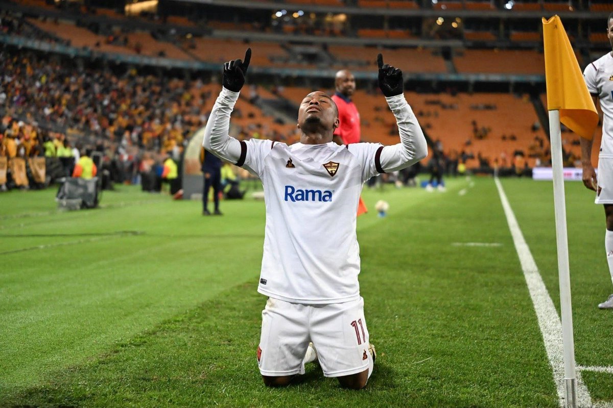 MDNnewss's tweet photo. Vilakazi makes bold prediction on Phili's Kaizer Chiefs move

Former Orlando Pirates star Benedict "Tso" Vilakazi has made a bold prediction about Langelihle Phili's reported move to Kaizer Chiefs, claiming the midfielder is destined to struggle at Naturena.

Phili is believed to have joined Amakhosi, although the club has yet to officially confirm his signing.

According to Vilakazi, the biggest problem is not the player's quality but the lack of enough top-class players around him to help him succeed. "On Phili, let me tell you even before he wears the Chiefs jersey, he will struggle," said Vilakazi. "He is going to struggle the same way all the players who went to Chiefs with high hopes struggled. Let me make an example of us here at iDiski TV. I cannot do everything alone. I need a team. I cannot ask myself questions, operate the camera, and do everything by myself. The same applies to Phili. He is going to need support. He will need players who can win the ball for him. He will need teammates who make runs when he has possession so that he can create scoring opportunities."

Vilakazi went on to say Phili is likely to follow the same path the likes of Khama Billiat went in their time with Amakhosi. "He will end up like Khama Billiat, Keagan Dolly, and Gaston Sirino," added Vilakazi. "He will become one of those players who carry the entire team on their shoulders. That burden will be too heavy for him. He won't perform well, and then the fans will say he has failed at Chiefs. But he needs good players around him if the club wants to get the best out of him."