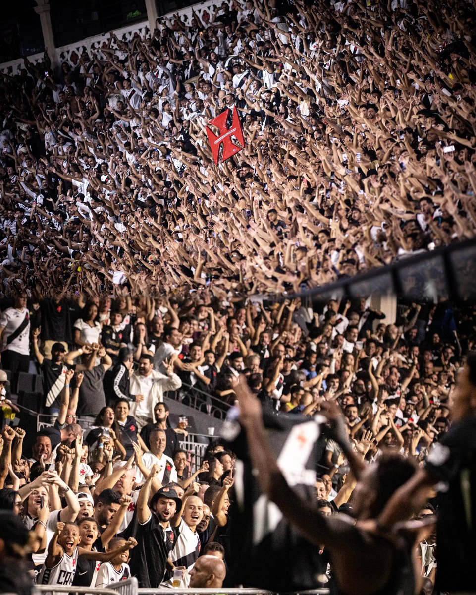 wbazevedo12's tweet photo. O maior ativo do Vasco da Gama é a sua torcida. É simples, e não precisa fazer cálculos mirabolantes pra chegar a essa realidade. Só tem um ponto importante a ser destacar: a instituição precisa entender, e fazer acontecer. A estratégia precisa ser ousada e criativa. Olhem nos olhos de seu torcedor, sangrem pela camisa, e reacendam essa paixão! ⚓️💢🦾🏆

📷 Matheus Lima & Dikran Sahagian
