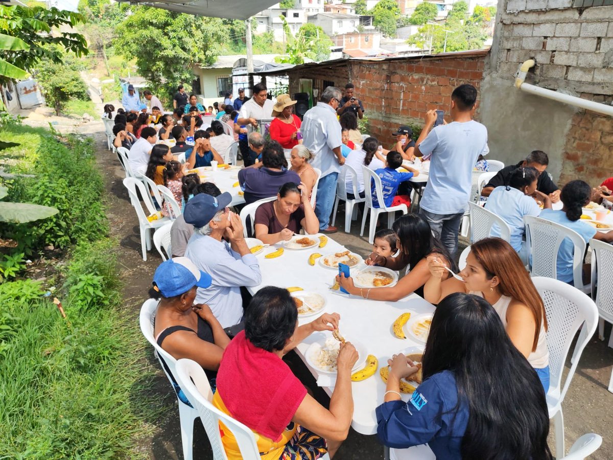 Ana_FuentesC's tweet photo. @EmilyVeraA_ Siguiendo la visión de nuestro alcalde Aquiles Alvarez y la alcaldesa (s) Tatiana Coronel, seguimos escuchando a nuestra gente en territorio. ¡Trabajando en equipo por Guayaquil! 💪🏼
#aquilesalvarez
#tatianacoronel
#FlorDeBastion
#Distrito2
#Guayaquil https://t.co/7S7R9gdF1F