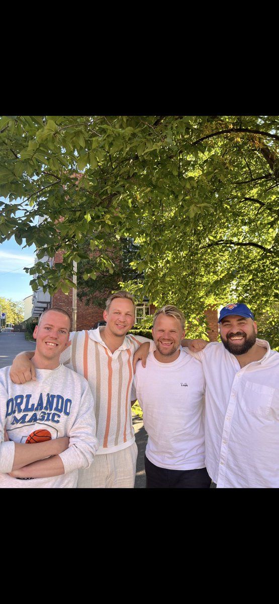 chwessel's tweet photo. Halla! Blir podcast om FPL + Fotball + Alt annet som er gøy å snakke om til hver eneste GW denne sesongen med @Zerener som co-host.

@ChrHunstad og @ViaplayJonas er (selvfølgelig) gjester i første episode.

Kommer på fredag! https://t.co/PI1IQyGmOI