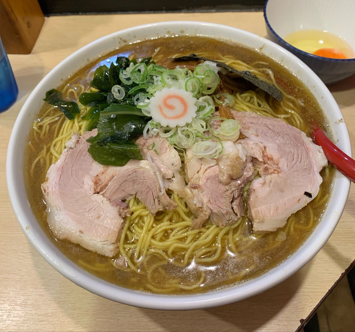 Jirochanjiro's tweet photo. 麺や六等星 ふつうの中華そば

バチクソに美味い普通シリーズ
今日のは煮干しメインに後から色んな旨味が感じられる、六等星の正統派クラシックな一杯。
中華そばでも、ニンニクを入れてみたら意外と相性が良くてオススメ出来る🧄
っぱ、六等星よな〜！な美味すぎるスープに余裕のKKでフィニッシュ😋🙏 https://t.co/LvF4AVRk9F