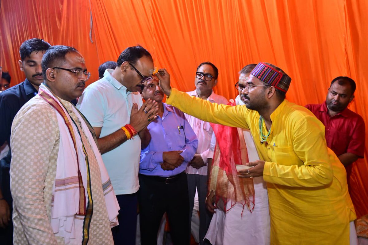 brajeshpathakup's tweet photo. सर्वो वै रुद्रस्तस्मै रुद्राय नमो अस्तु ।
पुरुषो  वै  रुद्र:  सन्महो  नमो  नम: ।।

आज लखनऊ में श्रावण मास के प्रथम सोमवार के शुभावसर पर वरिष्ठ पत्रकार श्री आशीष वाजपेयी "आशू" जी द्वारा आयोजित  "रुद्राभिषेक" में सम्मिलित होकर भगवान भोलेनाथ का आशीर्वाद प्राप्त किया एवं सभी देश व प्रदेशवासियों की सुख एवं समृद्धि हेतु भगवान भोलेनाथ से मंगल प्रार्थना की। 

महादेव बाबा सदैव अपनी कृपा बनाए रखें।

#हर_हर_महादेव