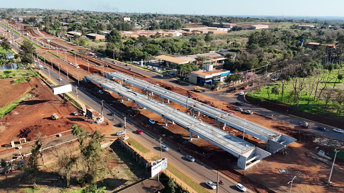 itaipuparaguay's tweet photo. 🚧 El futuro viaducto del Km 10 de Ciudad del Este ya registra un 55 % de avance, consolidándose como una de las principales obras de infraestructura urbana impulsadas por ITAIPU en el Alto Paraná. Actualmente, avanzan los trabajos en la estructura superior, las vías complementarias, los sistemas de drenaje y las obras destinadas a mejorar la circulación en el área de intervención.

🚧  Una vez habilitado, el nuevo paso a desnivel permitirá optimizar el tránsito sobre la ruta PY02, reforzar la seguridad vial y facilitar la conexión con importantes zonas comerciales, industriales y residenciales de la capital altoparanaense. Una obra estratégica que contribuirá a una movilidad más ágil y ordenada para Ciudad del Este. 

Leé aquí  👉  https://t.co/MHYomCZkci