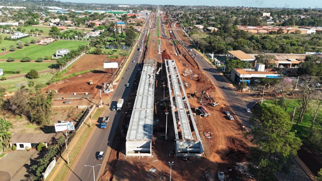 itaipuparaguay's tweet photo. 🚧 El futuro viaducto del Km 10 de Ciudad del Este ya registra un 55 % de avance, consolidándose como una de las principales obras de infraestructura urbana impulsadas por ITAIPU en el Alto Paraná. Actualmente, avanzan los trabajos en la estructura superior, las vías complementarias, los sistemas de drenaje y las obras destinadas a mejorar la circulación en el área de intervención.

🚧  Una vez habilitado, el nuevo paso a desnivel permitirá optimizar el tránsito sobre la ruta PY02, reforzar la seguridad vial y facilitar la conexión con importantes zonas comerciales, industriales y residenciales de la capital altoparanaense. Una obra estratégica que contribuirá a una movilidad más ágil y ordenada para Ciudad del Este. 

Leé aquí  👉  https://t.co/MHYomCZkci