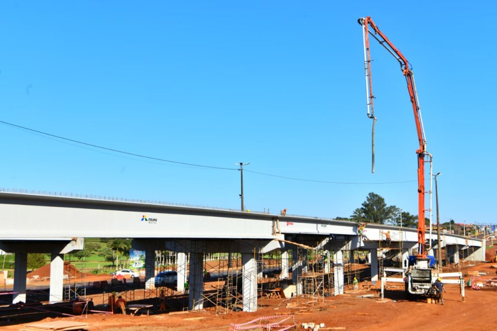itaipuparaguay's tweet photo. 🚧 El futuro viaducto del Km 10 de Ciudad del Este ya registra un 55 % de avance, consolidándose como una de las principales obras de infraestructura urbana impulsadas por ITAIPU en el Alto Paraná. Actualmente, avanzan los trabajos en la estructura superior, las vías complementarias, los sistemas de drenaje y las obras destinadas a mejorar la circulación en el área de intervención.

🚧  Una vez habilitado, el nuevo paso a desnivel permitirá optimizar el tránsito sobre la ruta PY02, reforzar la seguridad vial y facilitar la conexión con importantes zonas comerciales, industriales y residenciales de la capital altoparanaense. Una obra estratégica que contribuirá a una movilidad más ágil y ordenada para Ciudad del Este. 

Leé aquí  👉  https://t.co/MHYomCZkci