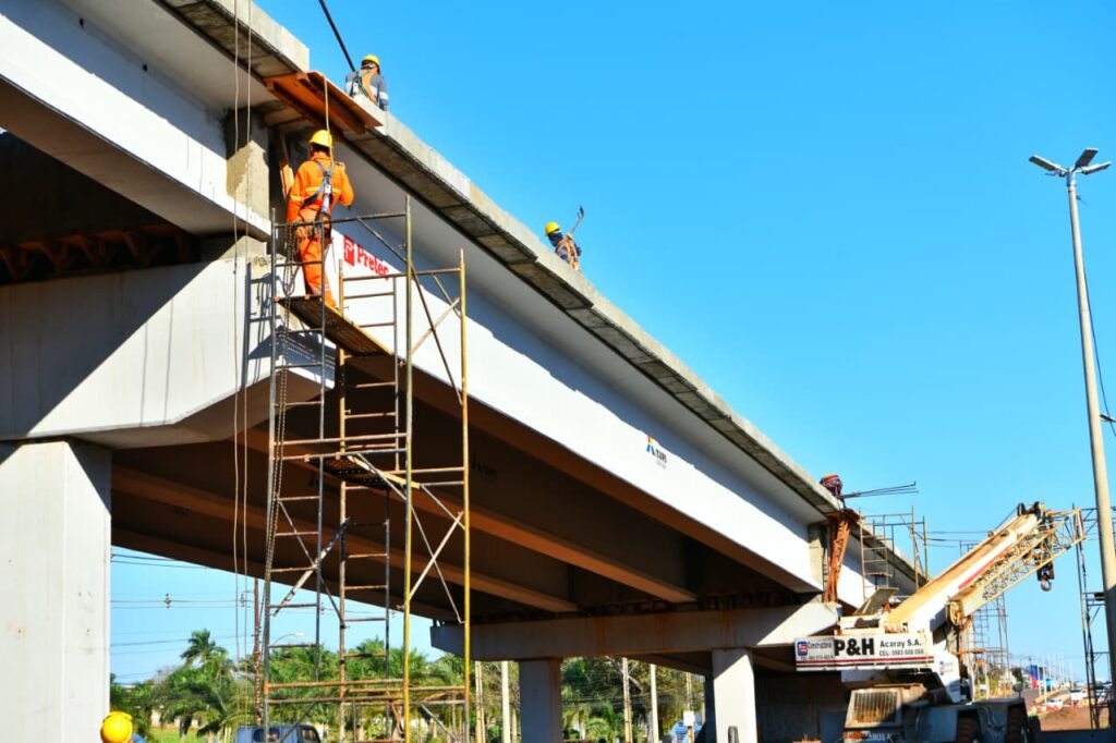 itaipuparaguay's tweet photo. 🚧 El futuro viaducto del Km 10 de Ciudad del Este ya registra un 55 % de avance, consolidándose como una de las principales obras de infraestructura urbana impulsadas por ITAIPU en el Alto Paraná. Actualmente, avanzan los trabajos en la estructura superior, las vías complementarias, los sistemas de drenaje y las obras destinadas a mejorar la circulación en el área de intervención.

🚧  Una vez habilitado, el nuevo paso a desnivel permitirá optimizar el tránsito sobre la ruta PY02, reforzar la seguridad vial y facilitar la conexión con importantes zonas comerciales, industriales y residenciales de la capital altoparanaense. Una obra estratégica que contribuirá a una movilidad más ágil y ordenada para Ciudad del Este. 

Leé aquí  👉  https://t.co/MHYomCZkci