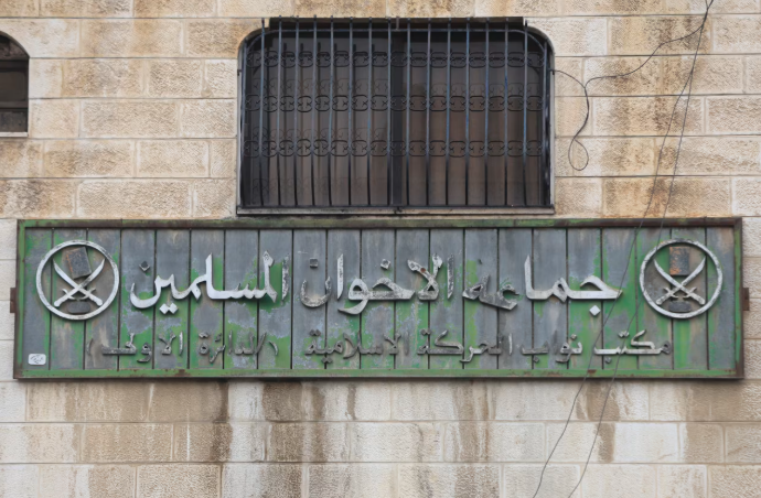 alkhames's tweet photo. لا يقتصر تهديد جماعة الإخوان على الإرهاب فقط
تسعى الجماعة  إلى فرض أجندتها عبر السياسة والمدارس والنشاط الشعبي
وول ستريت جورنال

أظهرت إدارة ترامب التزامًا قويًا بمكافحة الإسلام السياسي، في قطيعة واضحة مع الإدارات السابقة. لسنوات، تجاهلت واشنطن التهديد الإسلامي باتباعها نهجًا مجزأً ومبسطًا. منذ أحداث 11 سبتمبر، خُصصت الموارد لملاحقة الجماعات المصنفة إرهابية، مثل داعش والقاعدة. أما المنظمات الإسلامية التي تبنت في الغالب أساليب غير عنيفة ولم تُدرج رسميًا على القوائم السوداء - مثل جماعة الإخوان المسلمين - فلم تخضع لأي جهة وتم تجاهلها إلى حد كبير.

هذه النظرة الأمنية للإسلام السياسي قاصرة. إن التحدي أعقد من مجرد تهديد إرهابي. ففي كل من الشرق الأوسط والعالم الغربي، ينشط الإسلام السياسي -وجماعة الإخوان المسلمين أبرز دعاته- في مجالات عديدة، تشمل السياسة والتعليم والنشاط الشعبي.

لطالما أدرك شركاء واشنطن الأوروبيون هذا الأمر. وقد حللت عدة حكومات أوروبية، بشكل صحيح، التحدي المجتمعي الذي يمثله الإسلام السياسي. ففي عام 2014، أمر رئيس الوزراء البريطاني ديفيد كاميرون بإجراء مراجعة حكومية لجماعة الإخوان المسلمين، وهي جهود استمرت عامًا كاملًا وشملت أجهزة الأمن البريطانية، بالإضافة إلى وكالات معنية بالتعليم والاندماج والاتصالات.

اتخذت الحكومة الفرنسية النهج نفسه. وخلص التقرير الذي أصدرته العام الماضي إلى أن "حقيقة هذا التهديد، حتى وإن كان طويل الأمد ولا ينطوي على أعمال عنف، تشكل خطرًا على نسيج المجتمع والمؤسسات الجمهورية".

ذكرت أجهزة الأمن الألمانية في تقاريرها السنوية أن "الجماعات الإسلامية المتشددة" - وهو مصطلح تستخدمه برلين لوصف منظمات مثل جماعة الإخوان المسلمين التي لا تمارس العنف بشكل مباشر - "تمثل تهديدًا خطيرًا للتماسك الاجتماعي لمجتمعنا"، وأن مساعيها "تتعارض مع الجهود التي تبذلها الإدارة الفيدرالية... لدمج المهاجرين".

لم تصنف هذه الدول الأوروبية جماعة الإخوان المسلمين منظمة إرهابية، لكنها تدرك تمامًا حجم التهديدات التي تشكلها هذه الجماعة وحلفاؤها.

وقد صنفت إدارة ترامب هذا العام أربعة فروع لجماعة الإخوان المسلمين - في مصر والأردن ولبنان والسودان - كمنظمات إرهابية، بعد أن خلصت الولايات المتحدة إلى أنها مارست العنف بشكل مباشر. ويمثل هذا تحولًا عن الماضي، وسابقة في الغرب.

وحتى لو تم تطبيق هذه التصنيفات بشكل صحيح، فلن تقضي على الإسلام السياسي بشكل سحري. وتتمثل الخطوة الأولى في هذا الاتجاه في تغيير جذري في نظرة الحكومة الأمريكية والرأي العام الأمريكي إلى التحديات التي يفرضها الإسلام السياسي، وكيفية انتشاره على جبهات متعددة.

يبدأ هذا بتصحيح النقص المعرفي داخل مكتب التحقيقات الفيدرالي وغيره من الوكالات الحكومية الأمريكية حول جماعة الإخوان المسلمين والإسلاموية عمومًا. فباستثناء السنوات التي أعقبت أحداث 11 سبتمبر 2001 مباشرةً، لم تُبذل جهودٌ مُنسقةٌ داخل أوساط إنفاذ القانون والسياسات الأمريكية لاكتساب فهمٍ مؤسسيٍّ عميقٍ للشبكات الإسلامية في جميع أنحاء العالم.

ويوجد نقصٌ خاصٌّ في فهم كيفية استغلال الإسلاميين للنظامين السياسي والتعليمي الأمريكيين لتحقيق أهدافهم، وهي ديناميكياتٌ باتت واضحةً في السنوات القليلة الماضية. وبينما لا تزال بعض هذه الديناميكيات، لحسن الحظ، أقل تطورًا مما هي عليه في الدول الأوروبية، فلا شكّ في أن جهاتٍ إسلاميةً فاعلةً تموّل مرشحين متحالفين سياسيًا في الانتخابات الأمريكية على مستوى البلاد. وبالمثل، كشفت تحقيقاتٌ حديثةٌ كيف تموّل حكوماتٌ أجنبيةٌ،  جامعاتٍ أمريكيةً بهدف التأثير على كيفية تدريس الشرق الأوسط، غالبًا من منظورٍ إسلامي.

ويُعدّ سدّ هذه الفجوة المعرفية أمرًا بالغ الأهمية إذا أرادت إدارة ترامب مكافحة الإسلاموية. وهذا يعني إشراك جماهير متنوعة على المستويين الوطني والمحلي. ينبغي أن يشمل هذا التفاعل مكاتب التحقيقات الفيدرالية الميدانية، التي تحتاج إلى إعادة توجيه لتشمل الإسلام السياسي كأحد أهدافها؛ والسلطات التعليمية المحلية التي منحت قسائم مدرسية لمدارس إسلامية من الروضة وحتى الصف الثاني عشر تروج للكراهية؛ ومسؤولي الهجرة الذين يمنحون تأشيرات لأئمة إسلاميين يروجون للكراهية والإقصاء؛ والجامعات التي تقبل تبرعات أجنبية لاستضافة علماء وفعاليات ذات ميول إسلامية.