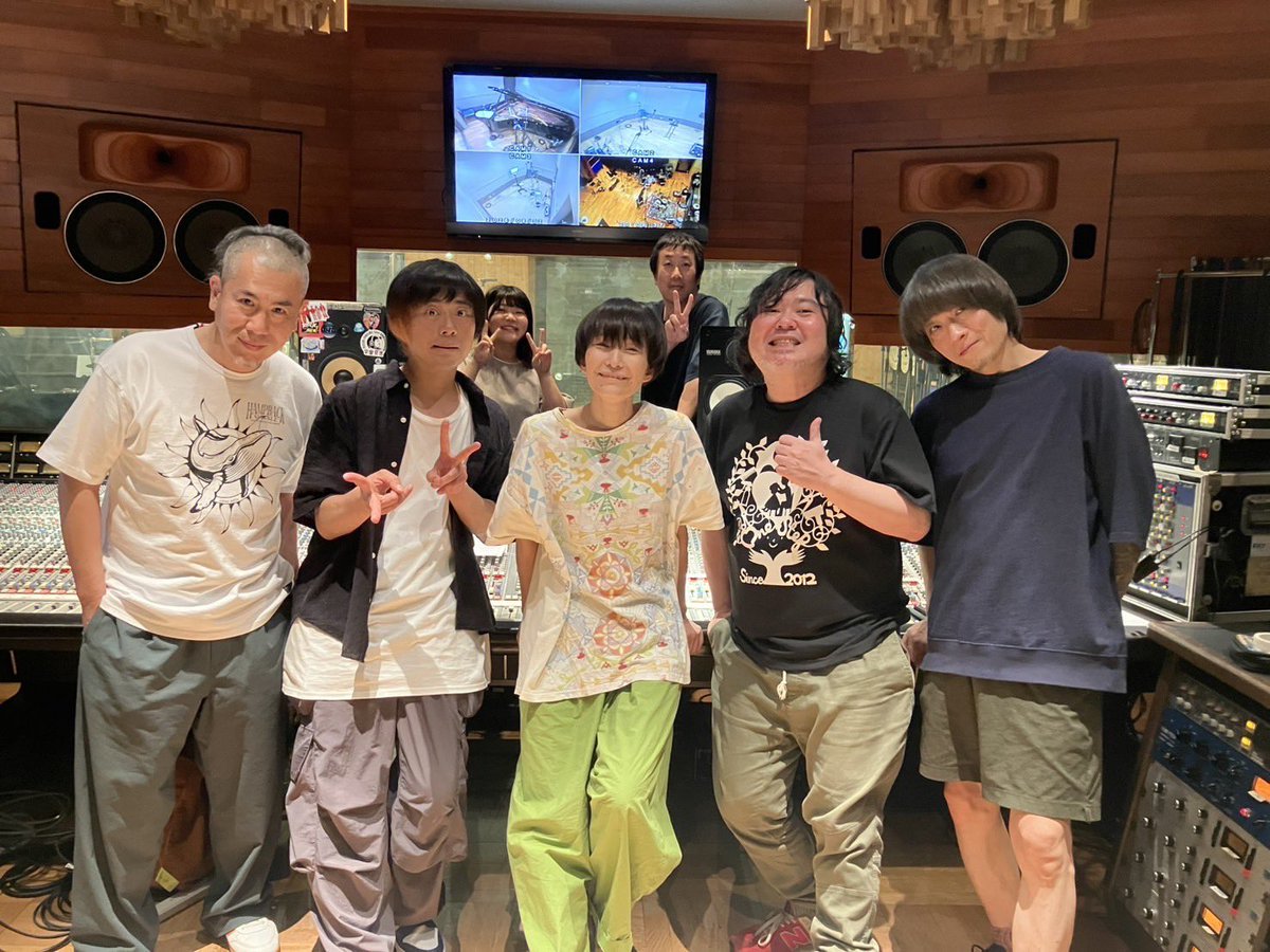 Toshio_uchida's tweet photo. 拝郷メイコリズムレコーディング終了！！
久々のエンジニア星野誠さんの作る音は神すぎた！
気心知れたメンバーの音も神すぎ！
こりゃ最高傑作出来ちまうバイ！！ https://t.co/3GLq7P3MWm