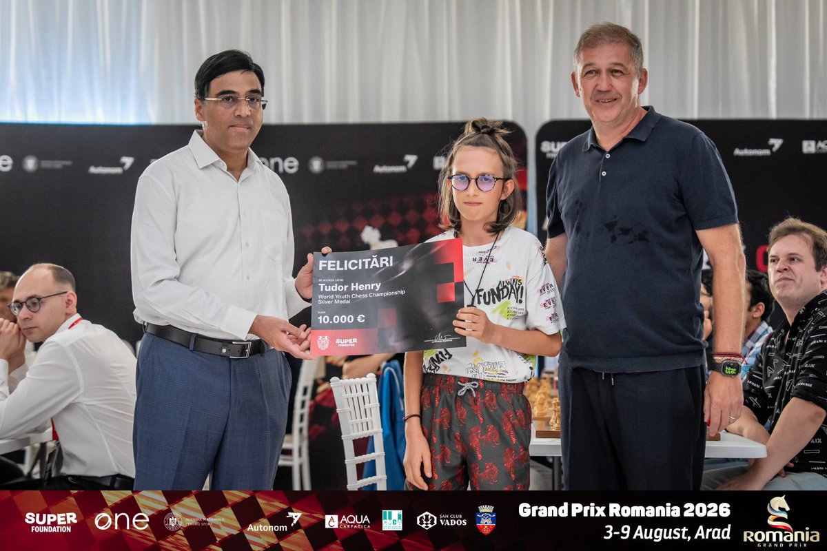 FrsahRo's tweet photo. ♟️ Arad Grand Prix Classic 2026 is underway!

431 players from 37 countries compete in Arad, 3–9 August. 

Vishy Anand joined the opening, where Super Foundation awarded Tudor Henry €10,000 for his World Championship silver medal.

Good luck to all players! https://t.co/GrYL15Vbmp