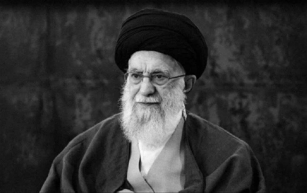 s0y95's tweet photo. خامنئي عبر حسابه في x :

“ نحن والعراق، شعبان مترابطان “

ـــ

بس لحظة ، شلون يغرّد وهو “مفروض” داخل قبره؟ 🤣
ولا هذي من كرامات “إمام الزمان”؟ 🐀 https://t.co/izqN0SdTTo