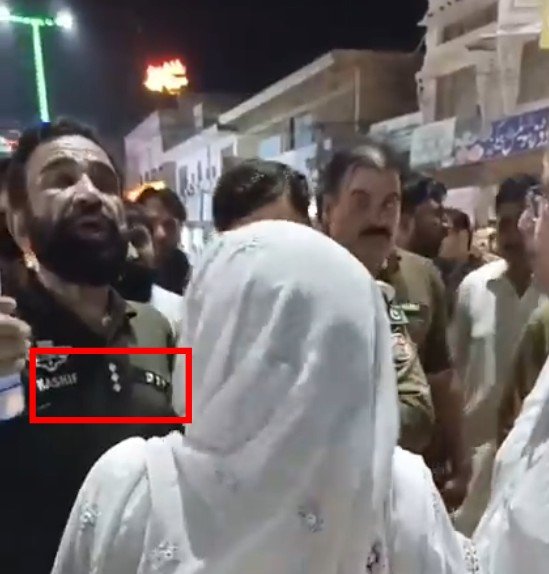 ahmad__bobak's tweet photo. یہ بہت بدتمیز انسان ہے اس نے جتنی بدتمیزی کی ہے علیمہ خان کے ساتھ آج تک اڈیالہ کے باہر بھی کسی پولیس والے نے ایسے گفتگو نہیں کی 

یہ پولیس والا کم اور غنڈہ گردی کر رہا تھا DSP Kashif  ہے یہ https://t.co/rfJAtBaqCo