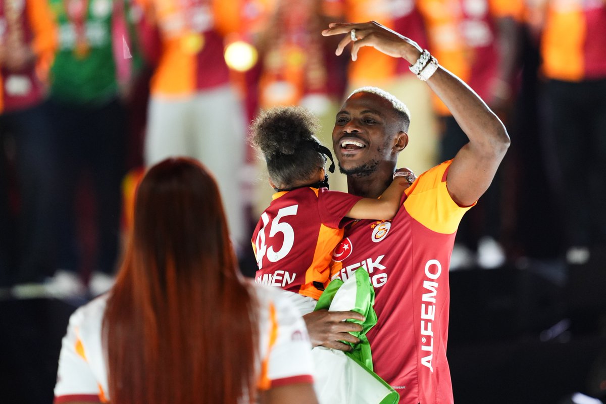 buzzspor's tweet photo. Burhan Can Terzi: "Yaklaşık bir ay önce Galatasaray’da transferin en yetkili ismi, ‘Osimhen için 125 milyonluk teklif var.’ demişti. Bu teklife, ‘150 milyon istiyoruz.’ diye cevap verildi." https://t.co/O3M9Bcvmrx