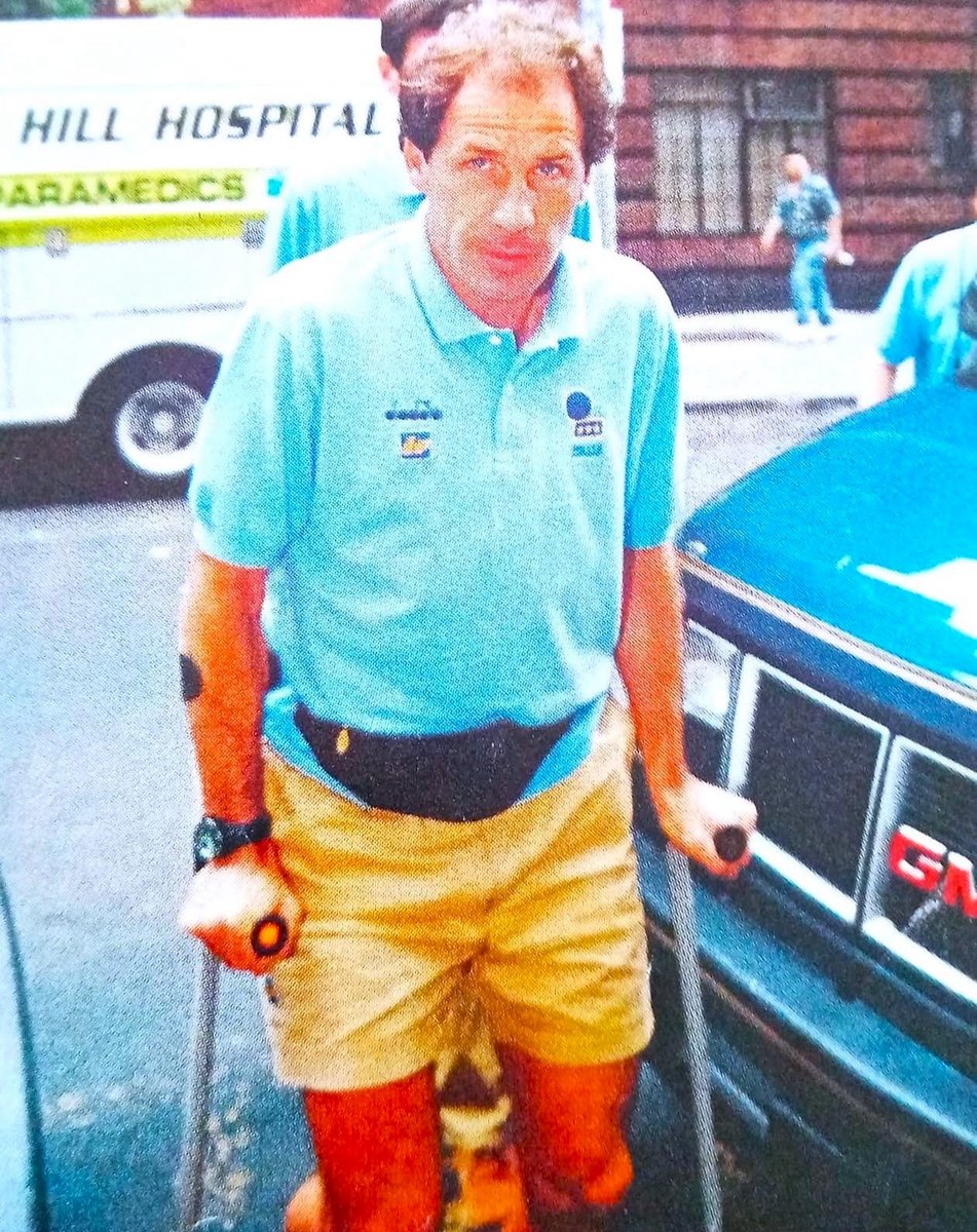 calciolog_tr's tweet photo. 23 Haziran 1994 – ABD 94 Dünya Kupası: Baresi, Norveç maçında menisküsünü yırtıyor. Herkes onun Dünya Kupası’nın sona erdiğini düşünüyor.

Ama o takımdan ayrılmıyor.

Aradan 24 gün geçiyor…

17 Temmuz: Her türlü beklentinin aksine Baresi, Romario ve Bebeto’lu Brezilya karşısındaki Dünya Kupası finaline ilk 11’de çıkıyor.

Ve muhteşem bir performans sergiliyor.

34 yaşında, yalnızca 20 gün önce menisküs ameliyatı geçirmiş bir futbolcunun Dünya Kupası finalinde bu seviyede oynaması…

Öyle ki Romario taziye mesajında şöyle diyor:

“Karşılaştığım en zorlu rakip oydu…”