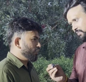 PracticalSpy's tweet photo. 🚨 इस रिपोर्टर को सलाम, जिसने अभिजीत दिपके को बेवकूफ साबित कर दिया! 🚨

रिपोर्टर – सर, जिन 21 छात्रों की जान गई, उन्हें अभी तक सरकार से एक रुपया भी नहीं मिला और आपके सदस्य पार्टियाँ मना रहे हैं।

अभिजीत दिपके – तो दोष हम पर है? दोष तो देश के उन राष्ट्र-विरोधी तत्वों पर है जिन्होंने रुचिका सिंह को धमकियाँ दीं और पूरा फोकस मोदी और उनके रील्स पर शिफ्ट कर दिया।

रिपोर्टर – सर, आपके लिए राष्ट्र-विरोधी तत्व कौन है?

अभिजीत दिपके – वो जो नाथूराम गोडसे को अपना आदर्श मानता है, जो सोचता है कि गोडसे सही था।

रिपोर्टर – सर, जो कहता है “भारत तेरे टुकड़े होंगे” उसे आप क्या कहेंगे?

अभिजीत दिपके – वो भी राष्ट्र-विरोधी है। ये तो साफ बात है।

रिपोर्टर – सर, यही तो उमर खालिद ने कहा था… लेकिन आप उसे राष्ट्र-विरोधी नहीं कहना चाहते क्योंकि आपके लेफ्टिस्ट वोटर्स नाराज हो जाएंगे। 

इसलिए आप कोर्ट से फैसला करवाना चाहते हैं कि वो राष्ट्र-विरोधी है या नहीं।

अभिजीत दिपके को सदमा लग गया। इसको खुद नहीं पता था कि उमर खालिद ने ये कहा है। 

फिर इसने कैमरामैन से कैमरा बंद करने को कह दिया 🙏