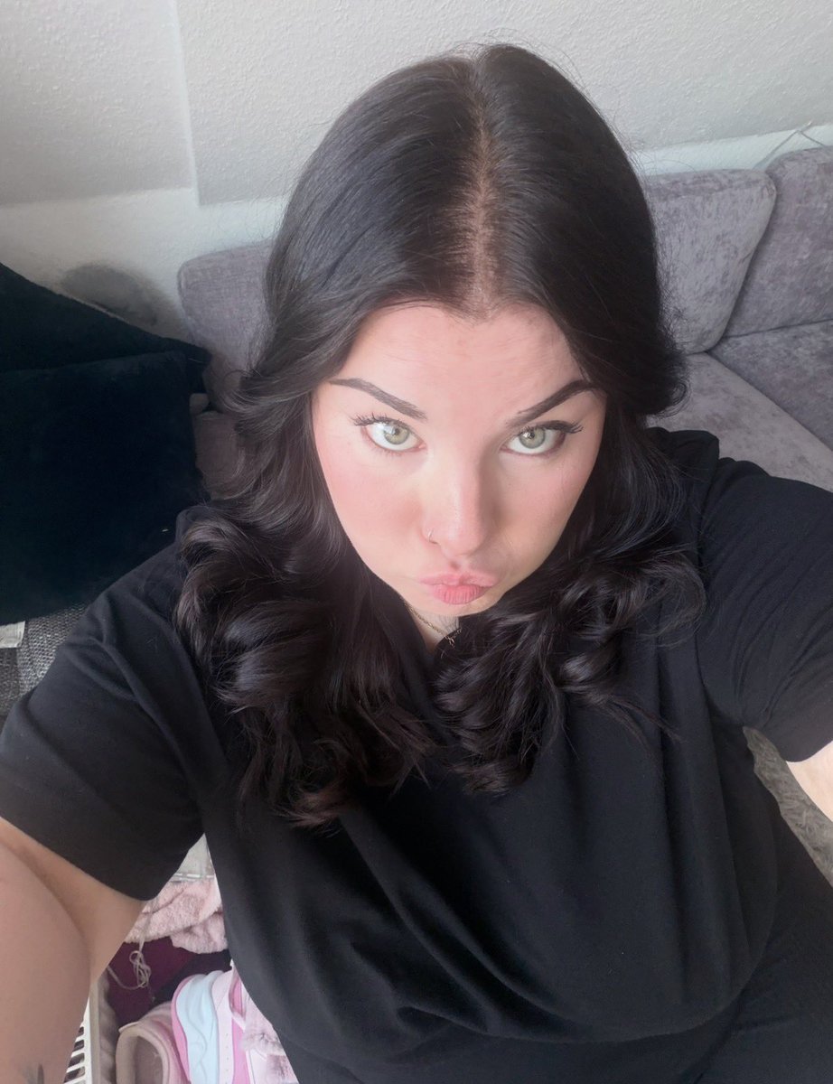 ardsxcx's tweet photo. Feelin wierdly  cute here lol🫪🖤 https://t.co/o6kvFC67Y1