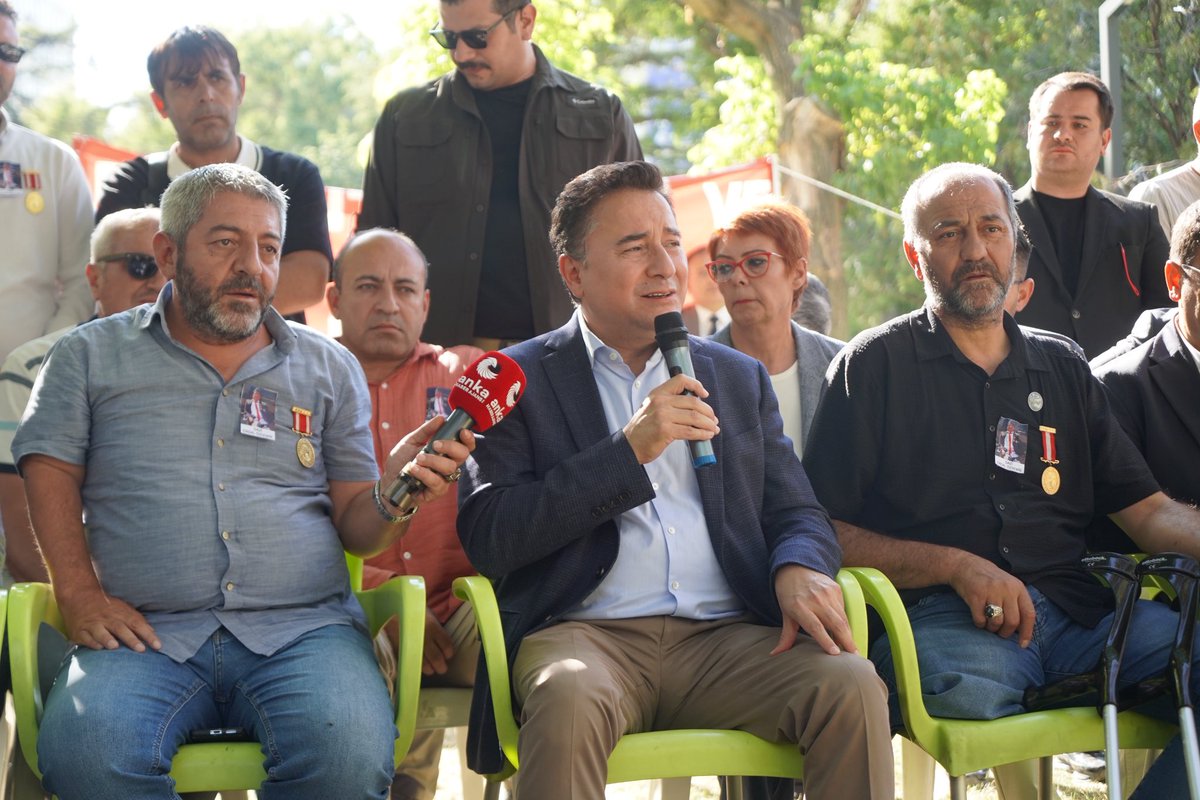 ErhanCelikEC's tweet photo. Genel Başkanımız Sn. Ali Babacan, vekillerimiz ve teşkilatımızla beraber er şehit ailelerimizi ve er gazilerimizi ziyaret ettik.

DEVA Partisi olarak haklı davalarının yanında olduğumuzu bir kere daha dile getirdik.

Biz diyoruz ki: Kurşun rütbe sormadı, devlet de hakkı teslim ederken soramaz!!