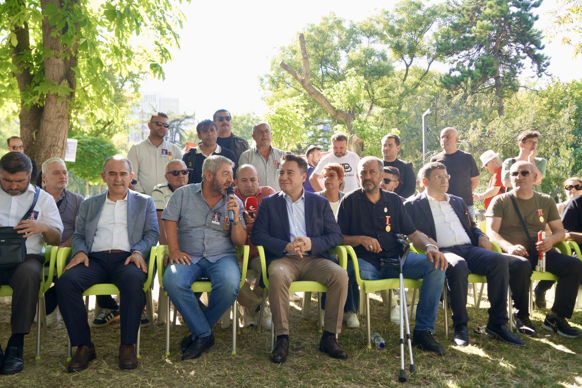 ErhanCelikEC's tweet photo. Genel Başkanımız Sn. Ali Babacan, vekillerimiz ve teşkilatımızla beraber er şehit ailelerimizi ve er gazilerimizi ziyaret ettik.

DEVA Partisi olarak haklı davalarının yanında olduğumuzu bir kere daha dile getirdik.

Biz diyoruz ki: Kurşun rütbe sormadı, devlet de hakkı teslim ederken soramaz!!