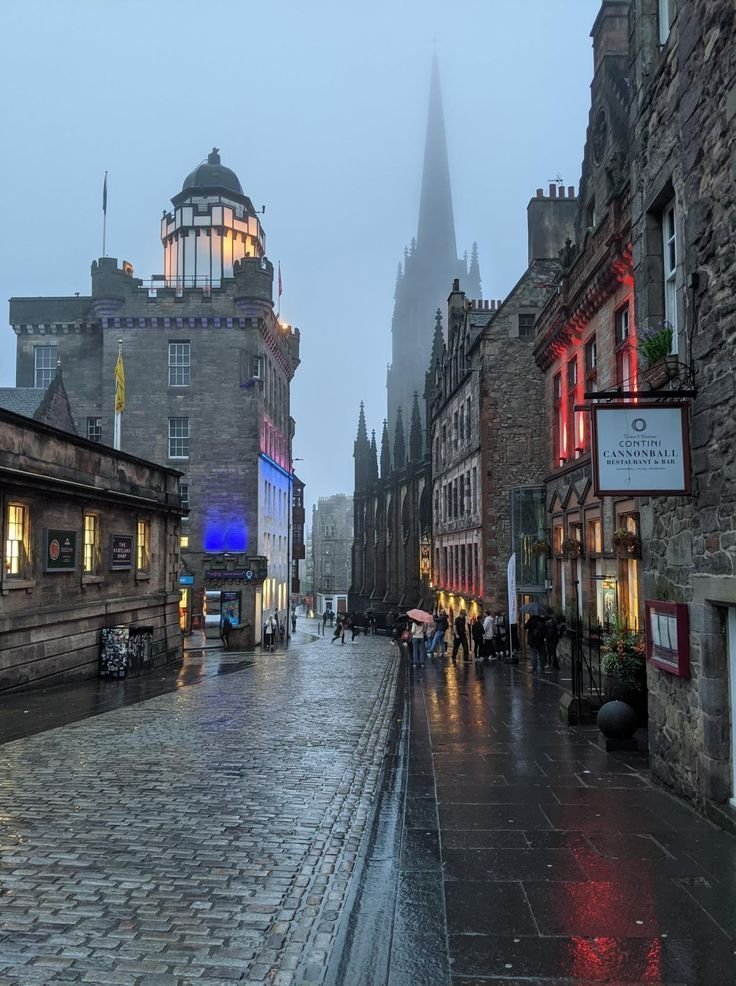 NaturalWorld515's tweet photo. Edinburgh after rain https://t.co/M83evyimmr
