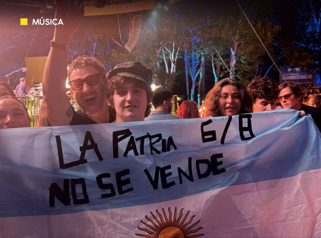 ArrepentidosLLA's tweet photo. Dillom mostrando una bandera Argentina con LA PATRIA NO SE VENDE 6/8 en un recital de Milo J en el Central Park de Nueva York.
Pedazo de genio https://t.co/KuYueAG6ju