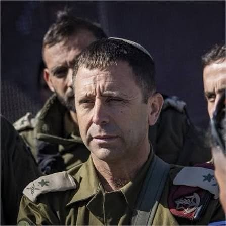 Avraham_Stav's tweet photo. לפני זמן מה שאל אותי עובד בערוץ 14: איך היית מגדיר את העמדה הפוליטית שלך? אתה זורם למשל עם המונח "ימין ערכי"?

עניתי לו שאני לא אוהב את המונח, כי הוא רומז למחשבה שלאנשי ימין אחרים אין ערכים, אבל לא היה לי מונח אחר לתת לו.

אך רצף האירועים האחרון חידד לי את ההגדרה.

המחלוקת סביב ההדחה של אבי בלוט היא לא מחלוקת בין ימין לשמאל.

מעולם לא היה אלוף פיקוד מרכז ימני יותר מאבי בלוט. לא היה מקצועי ונערץ ממנו בהתיישבות ובדרגי השטח.

אך זה לא מונע מחברי הכנסת של הקואליציה, בהובלת ערוץ 14, לחגוג את ההודעה על הדחתו בשידור חי. ובשל מה? על נער גבעות שחשוד בפגיעה באיבר מין של פלסטיני, שדורש לחזור לחווה לא מאושרת ואבי בלוט לא מוכן לאשר זאת.

זה מספיק כדי לסחוט מחיאות כפיים סוערות לקריאה להדחה של בלוט באולפן של הערוץ שמייצג את הקואליציה ותומכיה, ובתוכם רבים מבני הציונות הדתית. חוגגים את הדחתו של אדם דתי, מקפיד על קלה כבחמורה, ירא שמיים, אבא ל6 בנות, מתנחל. קצין מוכשר, אנושי ואמיץ.

זו אינה מחלוקת בין ימין לשמאל. זו מחלוקת בין ציונות לשבטיות; בין ממלכתיות לבין אנרכיה.

הבחירות הקרובות יהיו בין אבי בלוט ואייל זמיר לבין לימור סון הר מלך ומרדכי דוד.

ובבחירות הללו חייב לנצח הימין הציוני.