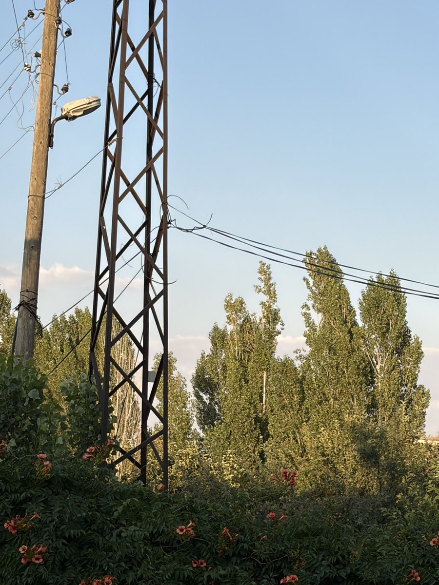 3mr3orhn's tweet photo. @TurkTelekom Yetkili arkadaşlar türktelekomun elektrik direklerini kullanma yetkisi varmı neden kopan kabloyu ben bağlıyorum neden hala tahta direkten geliyor neden ben düzgün hizmet alamıyorum neden bir gündür internetim yok reklama para var 5g ye geçtik şöyle yaptık hizmet nerede ??? https://t.co/HhUHNhftlW