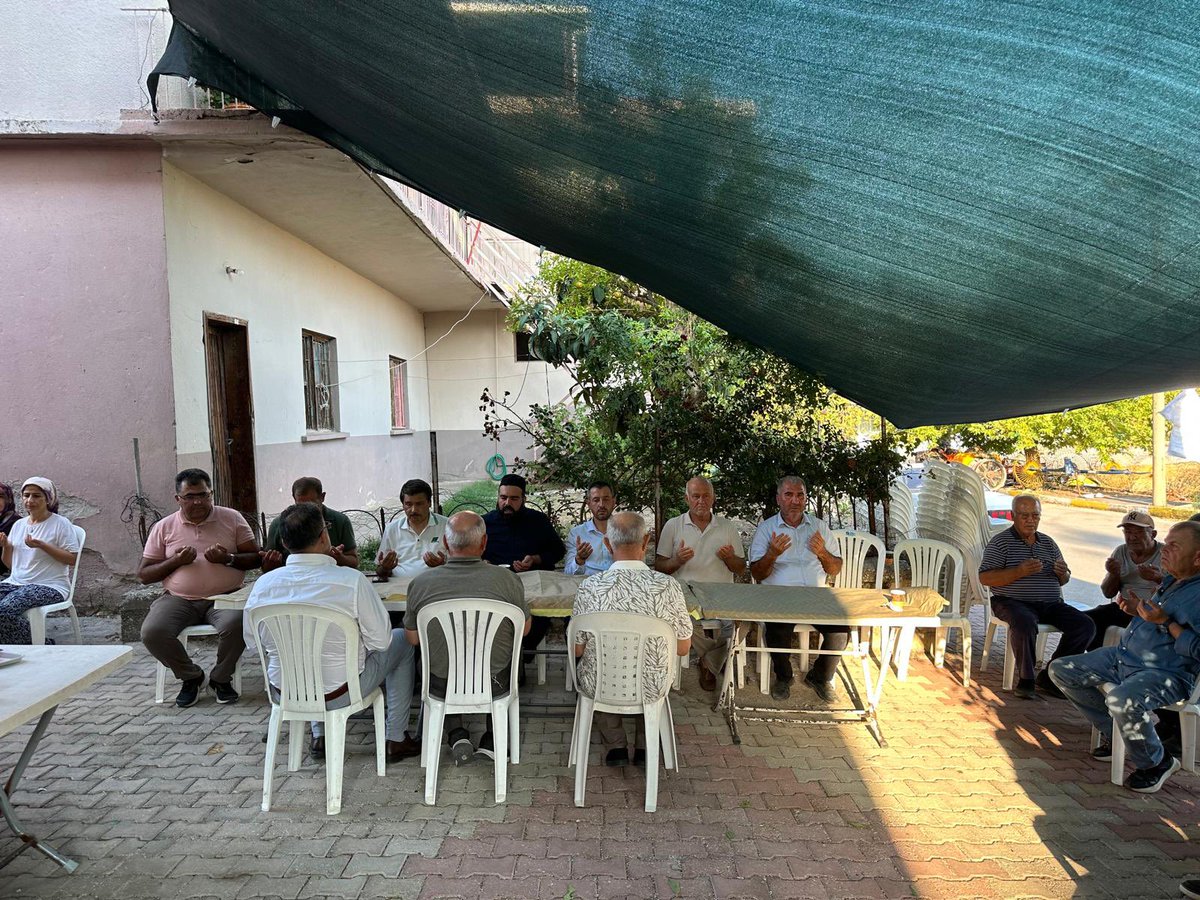 serikakparti's tweet photo. Gebiz Mahallemizden sandık görevlimiz merhum Asım Gebizli’nin ailesine Vekilimiz Kemal Çelik, İlçe Bşk. Ahmet Söker, Bld. Bşk. Dr. Kadir Kumbul ve teşkilatımızla taziye ziyaretinde bulunduk.
Dava arkadaşımıza Allah’tan rahmet, ailesine sabırlar diliyoruz. 🤲
#Serik @alicetin_07 https://t.co/i7nbfbMNKt
