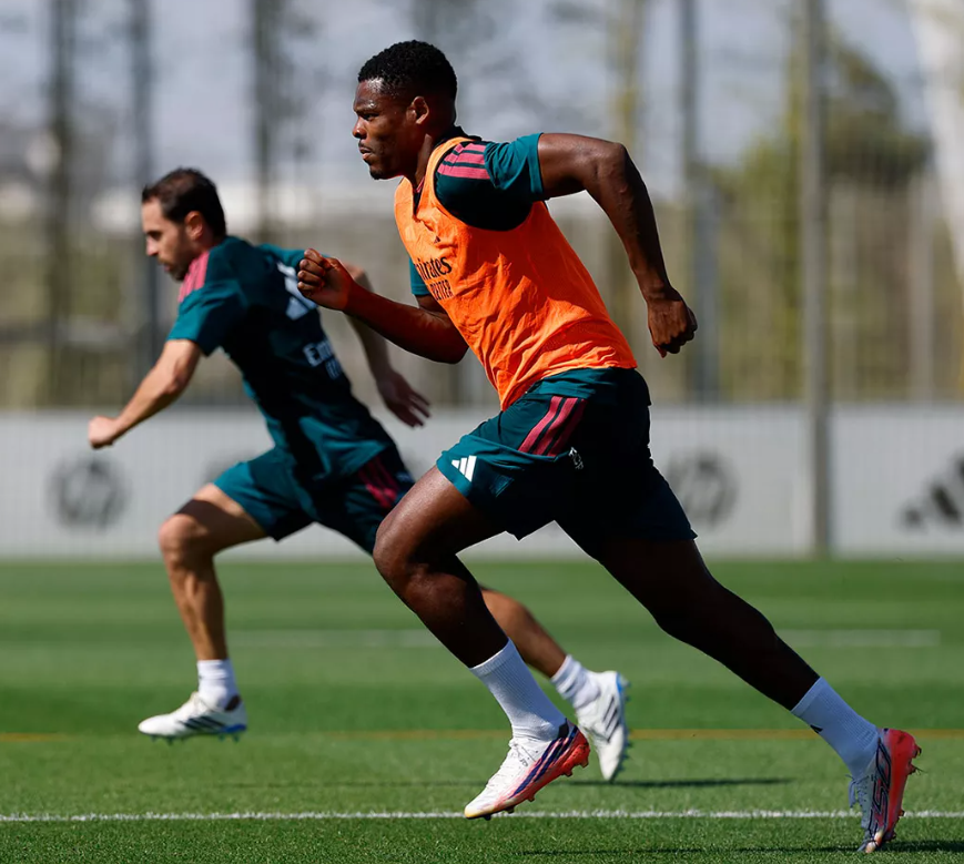 InfinitoRM1902's tweet photo. ⚽️ Entrenamiento de hoy del @realmadrid
Los capitanes (@fedeevalverde y @vinijr )
Los nuevos (Dumfries y @BernardoCSilva )
#realmadrid #pretemporada #halamadrid #rmfans #vini #valverde #dumfries #bernardosilva https://t.co/fvLnwZRm4F