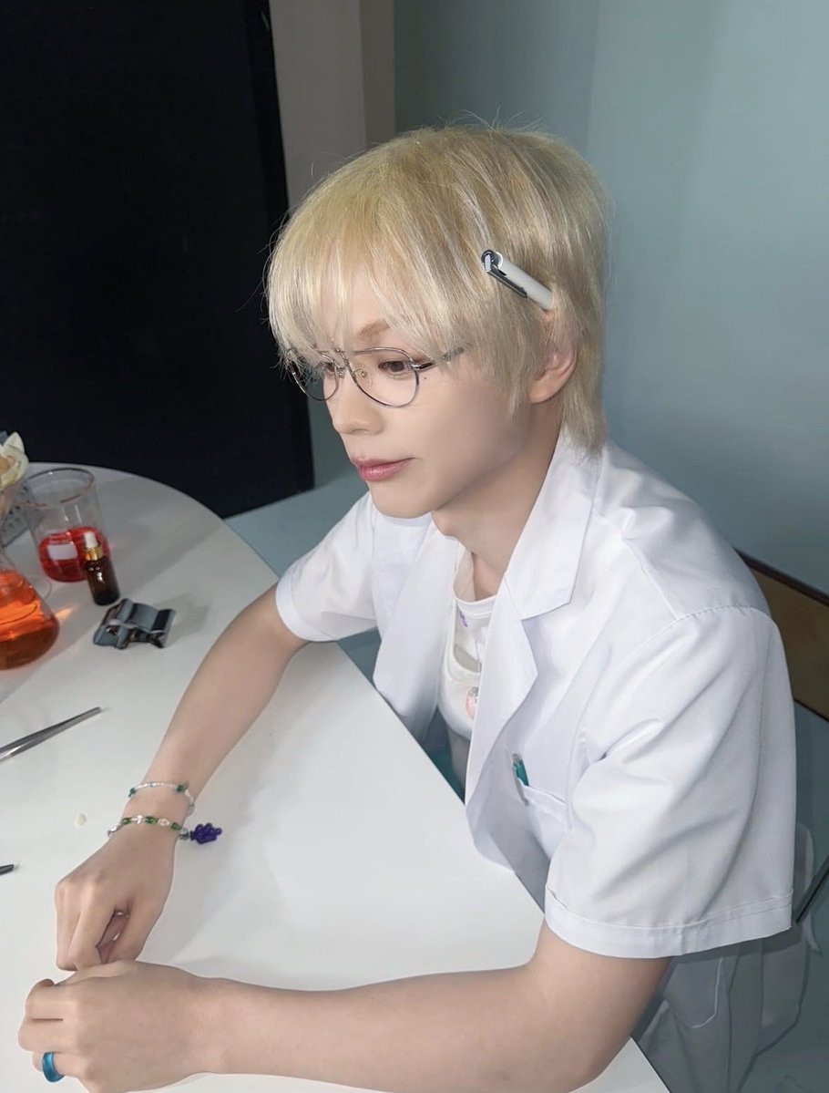 bbineeeyh's tweet photo. 남자애 손목이 뭐 저렇게 얇아...// https://t.co/vpaezipaU0
