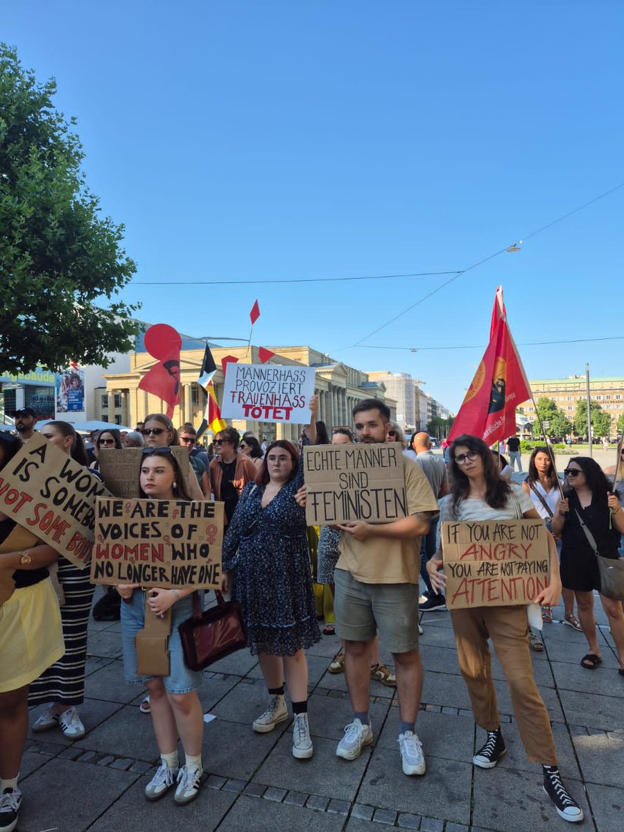 ADKH_ADKH's tweet photo. Kadına Şiddet her yerde.

Stuttgart Milaneo alışveriş merkezinde bir kadın 23 Temmuz saat 10.15'te ayrıldığı ve uzaklaştırması olan eşi tarafından önce bıçaklandı, sonra yakıldı.  ağır yaralı olarak hastanede yaşam mücadelesi veriyor. https://t.co/PSCCZNdtvI