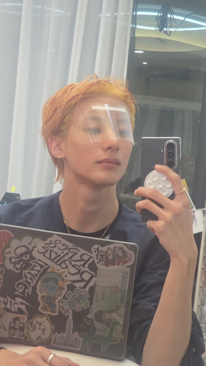 MYANTON_TH's tweet photo. #บับเบิ้ลแอนตัน 🫧  260803

🦕: วันนี้มีคลิปเบื้องหลังด้วยครับ 55
🦕: อา… วันที่มีซ้อมวันนั้น มีแค่ผมคนเดียวที่ติดตารางงาน  
🦕: รายการเพลงไหมนะ? แล้วก็มีตารางงานอื่นอีก ผมก็เลยไม่ได้อาบน้ำมา 24 ชั่วโมงเลยครับ 
🦕: น่าจะไม่ได้นอนด้วยแฮะ 🤣
🦕: มันคือความสนุกของช่วงคัมแบ็คสินะคับ ฮ่าฮ่า
🦕: ตอนนี้ sunburst เริ่มทยอยอัปลงเยอะแล้วนะเนี่ย~~👀
🦕: ส่วนตัวแล้ว 
🦕: ผมแอบตื่นเต้นกับเอ็มวีอยู่นะครับ
🦕: ยังไม่ได้เห็นก็จริง 
🦕: แต่ตอนที่ดูในจอมอนิเตอร์ระหว่างถ่ายทำ มันเทสผมมากเลย
🦕: ไม่ใช่เพราะหน้าผมหรืออะไรหรอกนะ 55 .. ก็แค่ vibe มันแบบ
🦕: เอาเป็นว่าตอนนี้ยังพูดมากไม่ได้ ฮิ
🦕: เป็นรูปที่ถ่ายหลังจากไม่ได้ย้อมผมมานานมาก
🦕: ก็ไม่ได้นานมากขนาดนั้น 
🦕: ปีที่แล้วก็ย้อมไปแล้วหนิ

#앤톤이즈히얼
#ANTON #앤톤 #RIIZE #라이즈