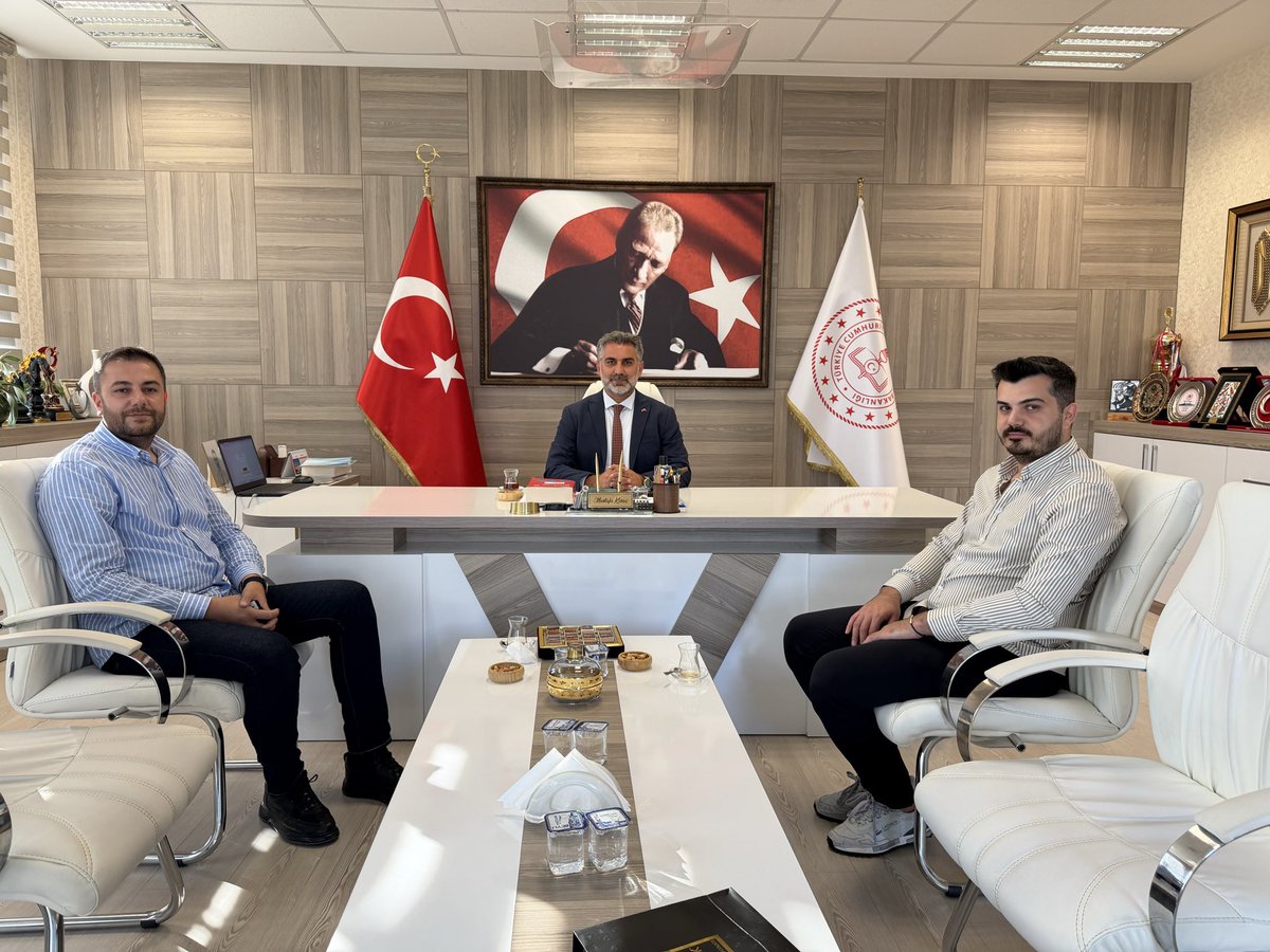 hamzasgnc's tweet photo. Kıymetli abim, Kartal İlçe Millî Eğitim Müdürü Sayın Mustafa Kıraç’ı makamında ziyaret ettim. Samimi sohbeti ve nazik misafirperverliği için kendilerine teşekkür ediyorum. https://t.co/lpxyhq8IX7