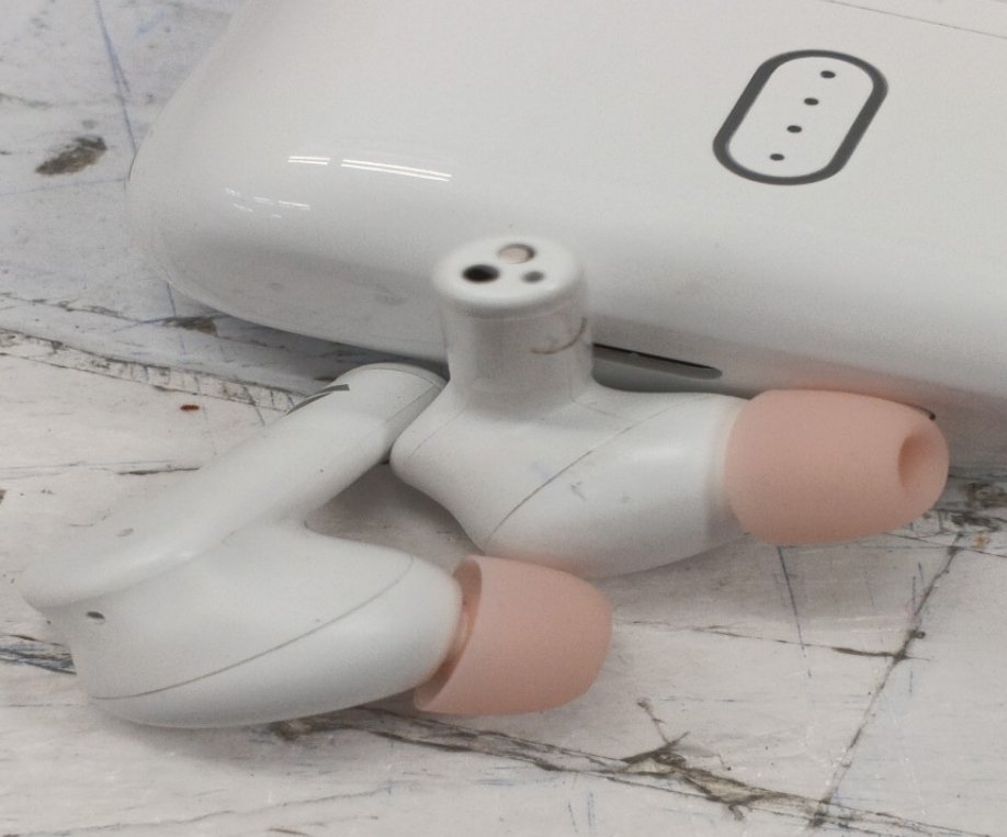 priiihaslostit's tweet photo. I ordered airdopes 148 gen 2 from @amazonIN but it was damaged pogo pin product , didn't work and looked clearly old. Amazon told me to contact the manufacturer ie @RockWithboAt . They returned the product back saying it was damaged and they can't provide refund or exchange. https://t.co/NUWxswUhW4