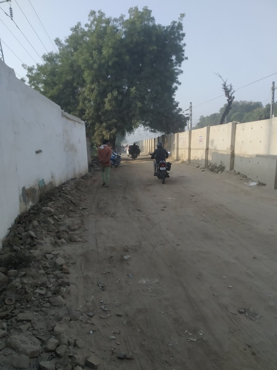 MayankAttriG's tweet photo. @M9350934710 @DC_Gurugram @cmohry @DiprHaryana @diprogurugram1 लोगों की सुविधा के लिए अपनी दुकानों मकानों को तोड़कर पहले खुद के खर्चे से मलबा डलवाकर मजदूरों से कच्चा रोड तैयार करवाया फिर CM विंडो/MCG की सहायता से पक्का रोड भी बनवाया 

अब सड़क को उसके वास्तविक जग�� पर लाने के लिए प्रयास जारी है।

 #समाधान_शिविर #रेलवे_अतिक्रमण #गुरुग्राम #MCG https://t.co/UrzMCL9aZ9