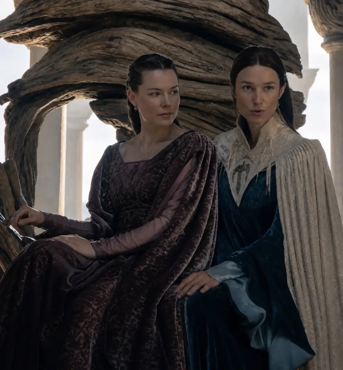 princessrainyx's tweet photo. A clearer look at Lady Jeyne Arryn and Lady Jessamyn Redfort from 3x07 https://t.co/iaAwlEYIxa