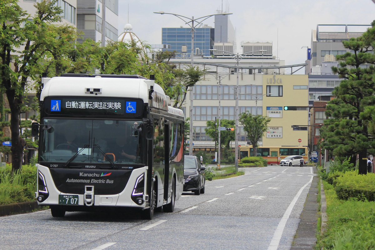 YHin08549806's tweet photo. 先日は、約1ヶ月振りにひ707号車が動き出したということで撮影しました。6月までは試運転幕で走行していましたが、自動運転実証実験幕に変わっていました。(この幕、久々に見ました笑) そして、今回から自動運転実験中と書いた車が伴走していました。今後の動きに注目していきたいです。 https://t.co/ZcK8c5QuzK