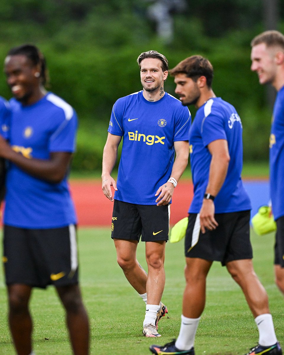 DeadlineDayLive's tweet photo. 🔵🇺🇦 Mykhailo Mudryk is back training with his Chelsea teammates for the first time in almost 2 years. 

Like a new signing. 

(Source: @ChelseaFC) https://t.co/T0bpJj830B