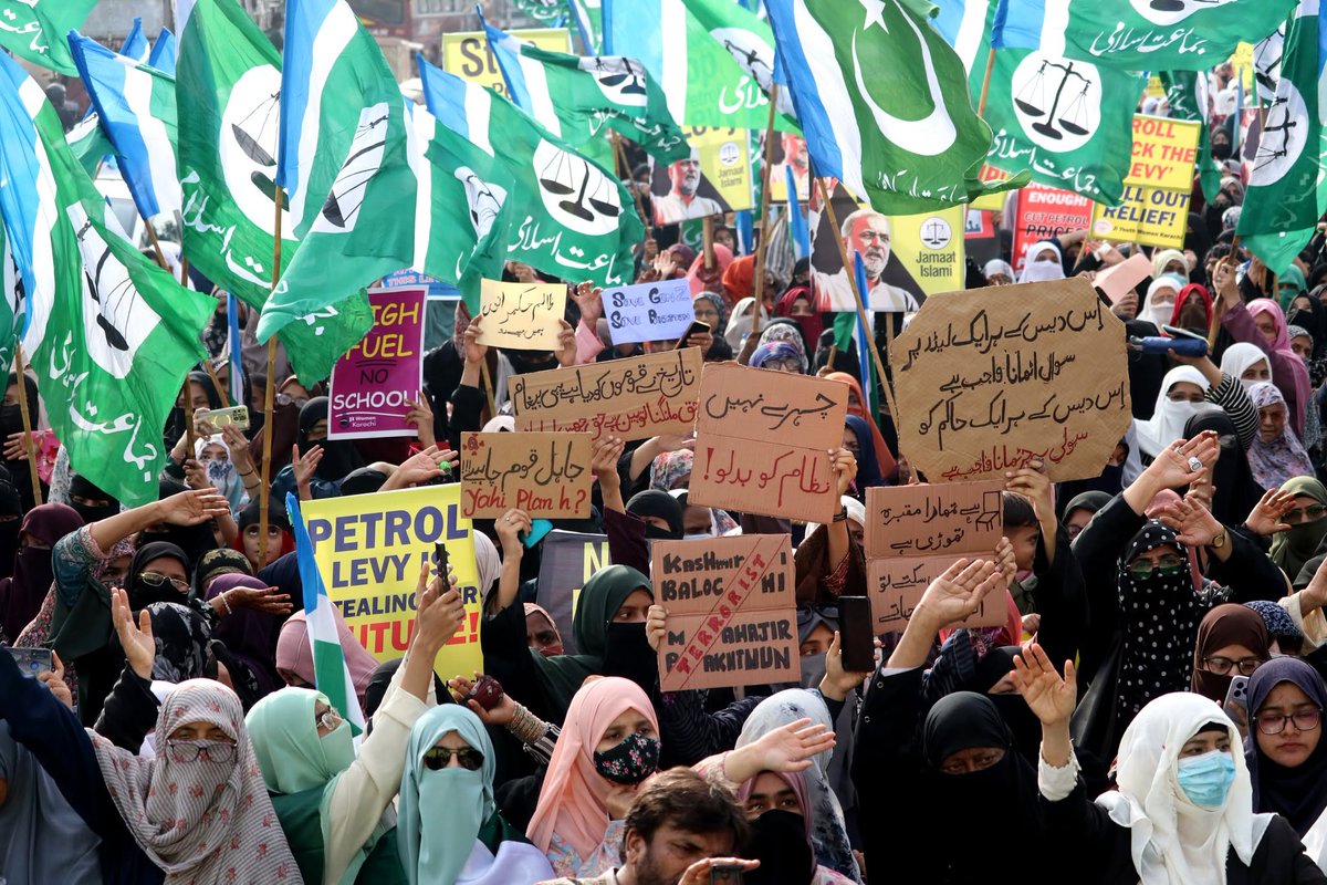 monemzafarkhan's tweet photo. آج کراچی کی ہزاروں خواتین ظلم کے خلاف شاہراہ قائدین پر جمع ہوئیں۔ لیوی بھتہ ٹیکس نے ہر گھر متاثرکردیا گیا ہے۔ حکمرانوں کی عیاشیاں ختم ہونے کا نام نہیں لے رہی، عوام کے لیے دو وقت کی روٹی کمانا مشکل ہو گیا ہے۔ قوم غریب سے غریب تر ہو رہی ہے۔کراچی کی ماؤں، بہنوں اور بیٹیوں کے لیے ٹرانسپورٹ کی سہولت میسر نہیں۔
لیوی بھتہ ٹیکس کے خلاف کراچی میں
 05 اگست: کراچی میں نوجوانوں کی ریلیاں منقد ہونگی
 06 اگست: اہم پبلک مقامات پر کیمپس لگائےجائیں گے
 07 اگست: شاہراہ فیصل پر انسانوں کا سمندر ہوگا انشاء اللہ

Bhatta Levy NaManzoor
#JIWomenAgainstPetrolLevy