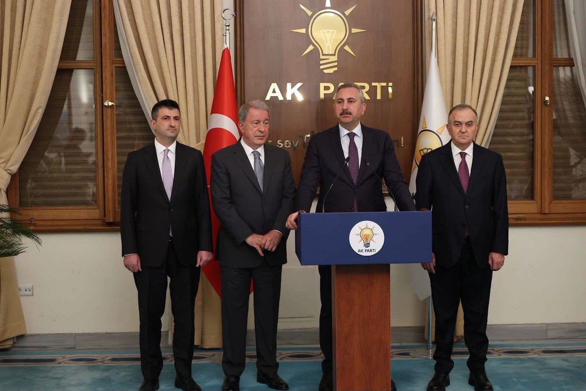 celebimehmeta's tweet photo. BU BİR BAŞLANGIÇ🇹🇷

TSK, Emniyet, Jandarma, MİT mensuplarımız, güvenlik korucularımız ve tüm kahramanlarımız için hazırladığımız Kanun Teklifimizi Meclis Başkanlığımıza sunduk. Bu Kanun Teklifimiz ile

* Şehitlerimizin anne ve babalarına asgari gelir güvencesi getiriyoruz.

* Malul sayılmayan gazilerimize aylık bağlıyor, gazilik unvanı veriyor ve sosyal haklarını güçlendiriyoruz.

* Bakıma muhtaç gazi ve vazife malullerimizin evde bakım desteğini artırıyoruz.

* 15 Temmuz darbe teşebbüsüne ve işgal girişimine karşı göğsünü siper eden fakat malul sayılmayan veya derece tespiti yapılmayan gazilerimize aylık bağlıyoruz.

* Erbaş ve erler, güvenlik korucuları, askerî öğrenciler ve siviller dahil olmak üzere vatanımız için canını siper eden tüm gazilerimizin aylıklarını artırıyoruz.

* Yaş haddini düzenleyerek hak kaybının önüne geçiyor, malullük derecesi ağırlaşanların aylıklarını artırıyoruz.

* 684 sayılı KHK kapsamında yer alan, terörle mücadelede yaralanıp malul sayılmayan kahramanlarımızın gösterge aylıklarını artırıyor kendilerine gazilik unvanı, aylık artışı ve sosyal haklar tanıyoruz

Şehit ailelerimizin ve gazilerimizin bugüne kadar olduğu gibi bundan sonra da yanında olmaya devam edeceğiz.

Kanun teklifimizin ülkemize, aziz milletimize ve kahramanlarımıza hayırlı olmasını diliyoruz. 🇹🇷